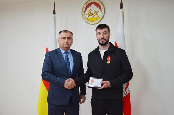 Президент Южной Осетии Алан Гаглоев наградил участников СВО медалями Защитнику Отечества Президент Южной Осетии Алан Гаглоев наградил участников СВО медалями Защитнику Отечества - Sputnik Южная Осетия