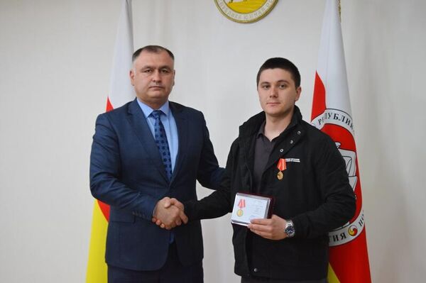 Президент Южной Осетии Алан Гаглоев наградил участников СВО медалями Защитнику Отечества Президент Южной Осетии Алан Гаглоев наградил участников СВО медалями Защитнику Отечества - Sputnik Южная Осетия