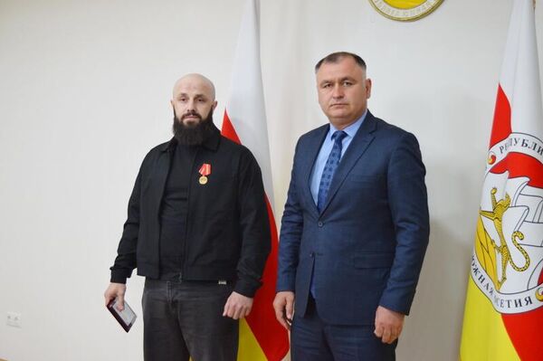 Президент Южной Осетии Алан Гаглоев наградил участников СВО медалями Защитнику Отечества Президент Южной Осетии Алан Гаглоев наградил участников СВО медалями Защитнику Отечества - Sputnik Южная Осетия