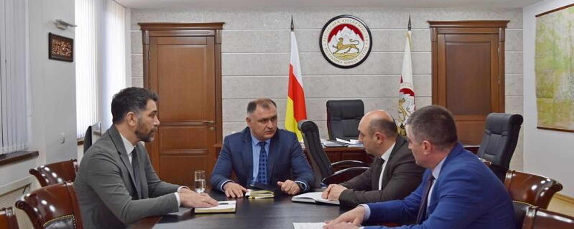 Встреча Алана Гаглоева с первым зампредседателя правительства Константином Джиоевым и министром культуры Григорием Мамиевым  - Sputnik Южная Осетия, 1920, 16.04.2026