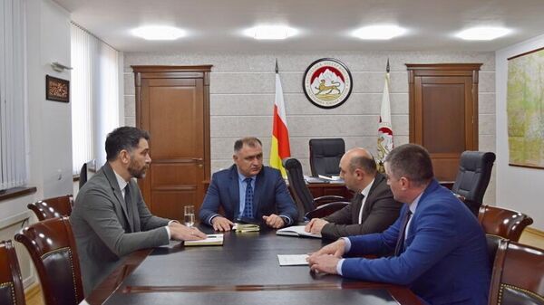 Встреча Алана Гаглоева с первым зампредседателя правительства Константином Джиоевым и министром культуры Григорием Мамиевым  - Sputnik Южная Осетия