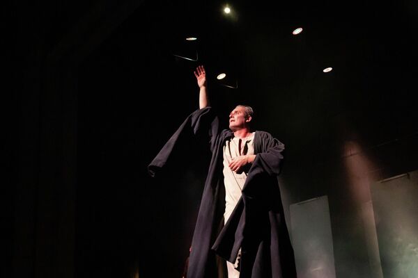 Мастер и Маргарита Московского художественного академического театра им. Горького на сцене Госдрамтеатра Южной Осетии - Sputnik Южная Осетия