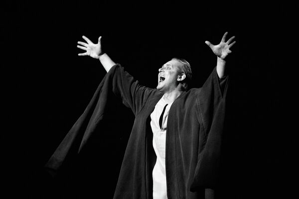 Мастер и Маргарита Московского художественного академического театра им. Горького на сцене Госдрамтеатра Южной Осетии - Sputnik Южная Осетия