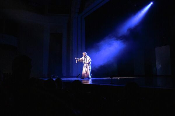 Мастер и Маргарита Московского художественного академического театра им. Горького на сцене Госдрамтеатра Южной Осетии - Sputnik Южная Осетия