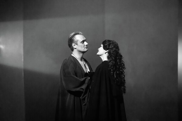 Мастер и Маргарита Московского художественного академического театра им. Горького на сцене Госдрамтеатра Южной Осетии - Sputnik Южная Осетия