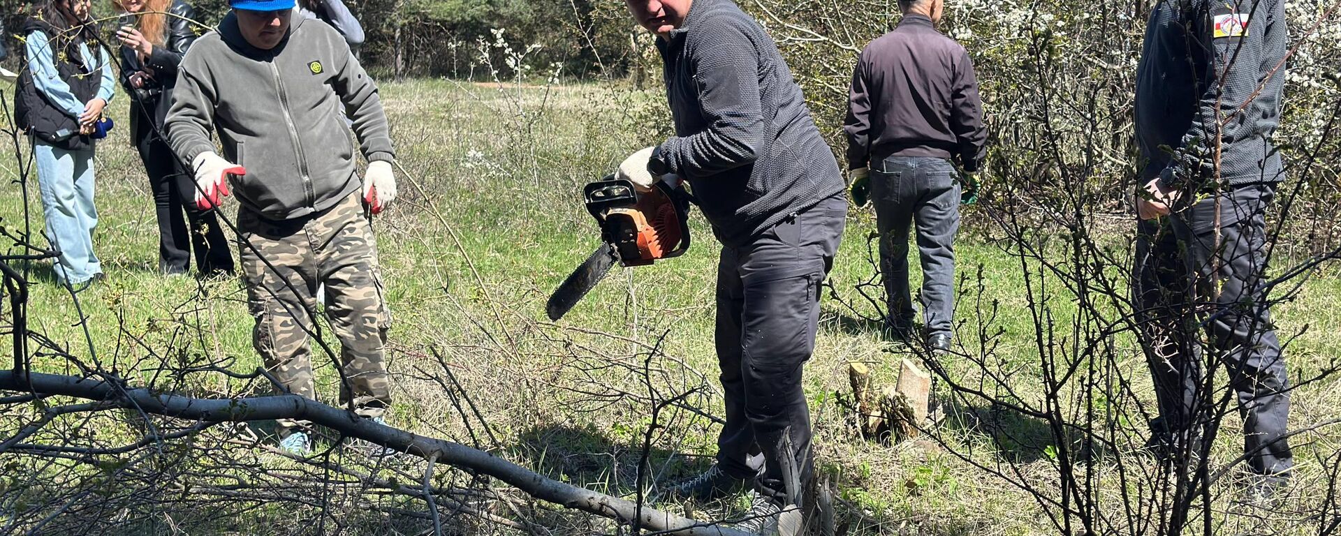 Алан Гаглоев принял участие в масштабном общереспубликанском субботнике - Sputnik Южная Осетия, 1920, 17.04.2026