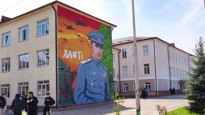 Мурал с изображением героя Великой Отечественной войны Хаджи-Умара Мамсурова на фасаде Цхинвальской средней школы №5