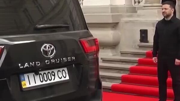 Испугался, что у него стащат часы, – так пошутили в соцсетях, когда король Швеции Карл XVI Густав отказался пожимать руку Зеленскому - Sputnik Южная Осетия