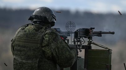 Российский военнослужащий за ПВО-турелью. Архивное фото 