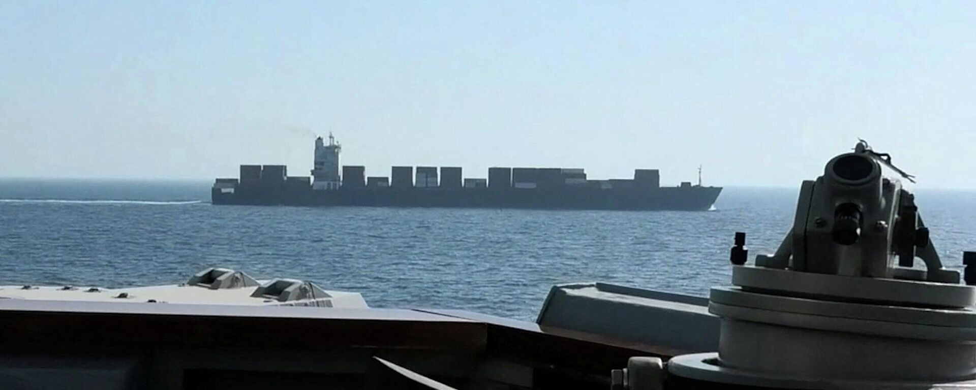 Момент перехвата грузового судна Touska под иранским флагом ракетным эсминцем США на севере Аравийского моря - Sputnik Южная Осетия, 1920, 20.04.2026