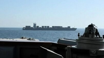 Момент перехвата грузового судна Touska под иранским флагом ракетным эсминцем США на севере Аравийского моря