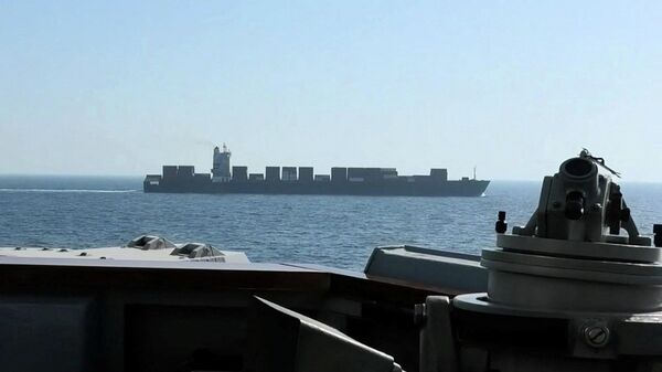 Момент перехвата грузового судна Touska под иранским флагом ракетным эсминцем США на севере Аравийского моря - Sputnik Южная Осетия