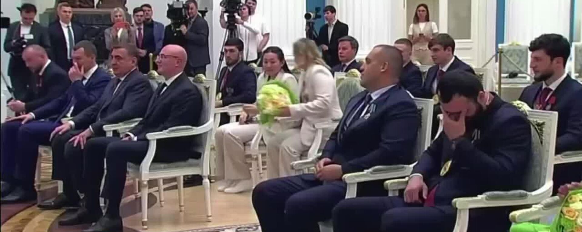 Президент России Владимир Путин вручил осетинскому боксеру Мурату Гассиеву медаль ордена За заслуги перед Отечеством II степени - Sputnik Южная Осетия, 1920, 22.04.2026
