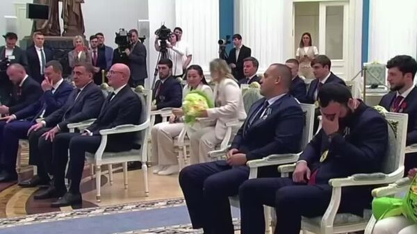 Президент России Владимир Путин вручил осетинскому боксеру Мурату Гассиеву медаль ордена За заслуги перед Отечеством II степени - Sputnik Южная Осетия