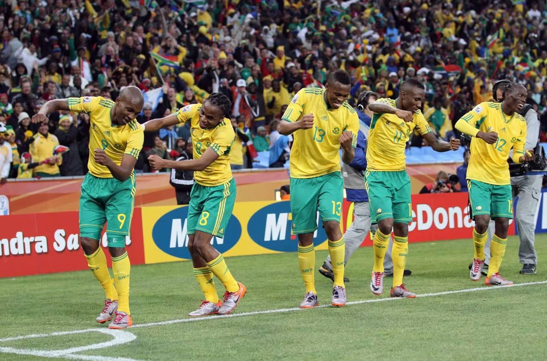 Футболисты сборной ЮАР радуются забитому голу в матче с мексиканцами на ЧМ-2010  - Sputnik Южная Осетия, 1920, 23.04.2026