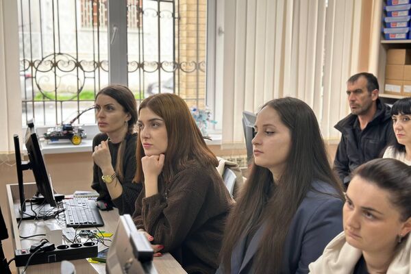 В Цхинвале прошел мастер‑класс по Arduino для учителей информатики - Sputnik Южная Осетия