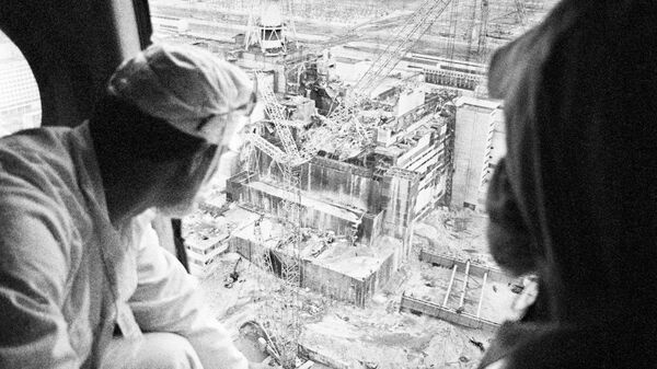 Дозиметристы осуществляют замер радиации после аварии на Чернобыльской АЭС - Sputnik Южная Осетия