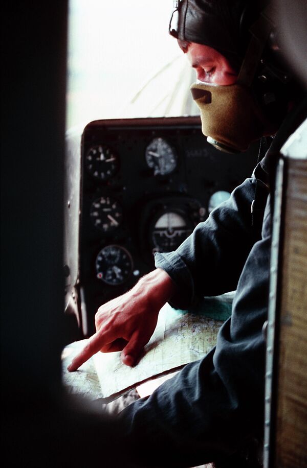 Ликвидаторы последствий аварии на Чернобыльской АЭС используют вертолеты для замеров уровня радиации, дезактивации местности. - Sputnik Южная Осетия