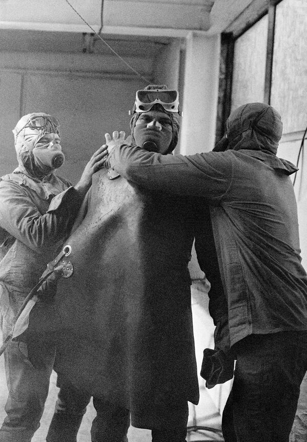 "Летний дневник Чернобыля". Серия. Авария на Чернобыльской АЭС. 1-й приз World Press Photo в категории "Наука и технологии", 1986. Группа ликвидаторов готовится выйти на крышу реактора Чернобыльской АЭС после катастрофы. - Sputnik Южная Осетия