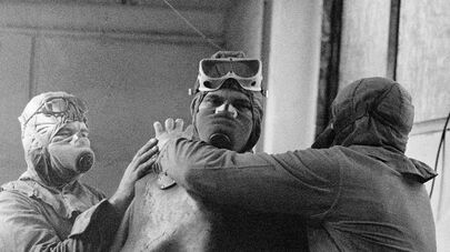 Группа ликвидаторов готовится выйти на крышу реактора Чернобыльской АЭС после катастрофы