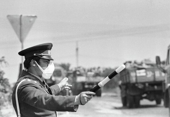 Сотрудник Госавтоинспекции МВД СССР контролирует передвижение машин из районов прилегающих к Чернобыльской АЭС в Украинской ССР, на которой 26 апреля 1986 года произошел взрыв на энергоблоке - Sputnik Южная Осетия