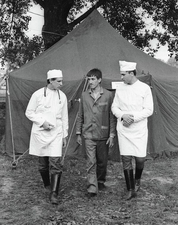 Сотрудники полевого госпиталя проводят обследование сержанта В. Засекина после аварии на Чернобыльской АЭС - Sputnik Южная Осетия