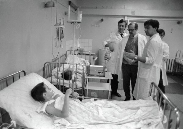 Депутат Верховного Совета Белоруссии, председатель комитета Дети Чернобыля при Белорусском Народном фронте Геннадий Грушевой навещает детей, пострадавших в результате аварии на Чернобыльской АЭС, в детском хирургическом центре - Sputnik Южная Осетия