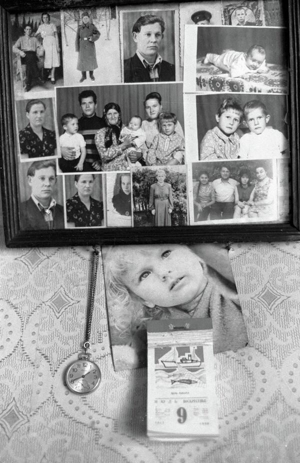 Семейные фотографии жителей деревни Чудяны, оставшиеся в доме, пораженном радиацией в результате аварии на Чернобыльской АЭС. - Sputnik Южная Осетия
