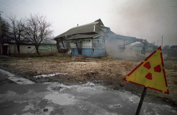 Заброшенный дом после аварии на Чернобыльской АЭС в Украинской ССР 26 апреля 1986 года. Из зоны отчуждения вокруг АЭС было эвакуировано все население. - Sputnik Южная Осетия