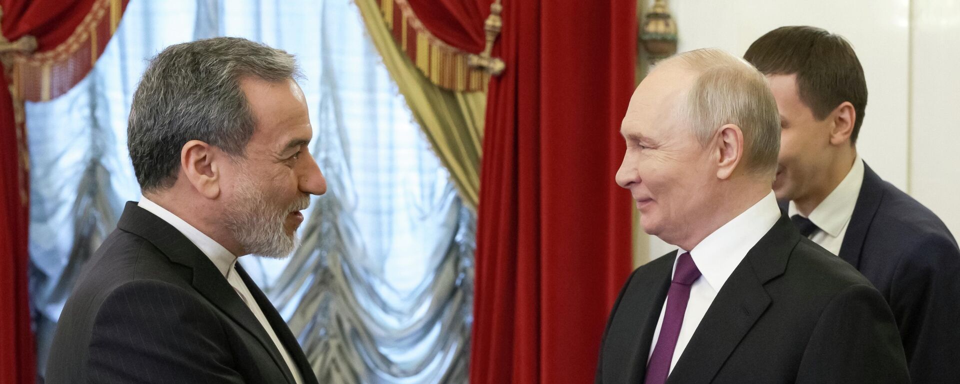 Президент РФ Владимир Путин и специальный представитель президента Ирана, министр иностранных дел Ирана Аббас Аракчи - Sputnik Южная Осетия, 1920, 27.04.2026