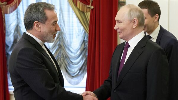 Президент РФ Владимир Путин и специальный представитель президента Ирана, министр иностранных дел Ирана Аббас Аракчи - Sputnik Южная Осетия