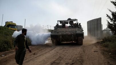 Израильский солдат рядом с военной машиной на израильской стороне израильско-ливанской границы