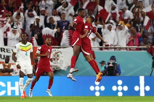 Футболисты сборной Катара радуются забитому голу в ворота сборной Сенегала на ЧМ-2022  - Sputnik Южная Осетия