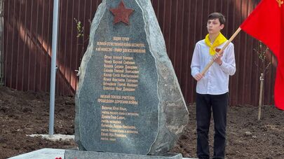 Стелу героям СССР из Южной Осетии открыли во дворе школы № 6 в Цхинвале