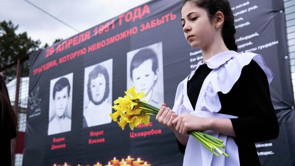 Траурный митинг у памятника жертвам землетрясения в Дзау - Sputnik Южная Осетия