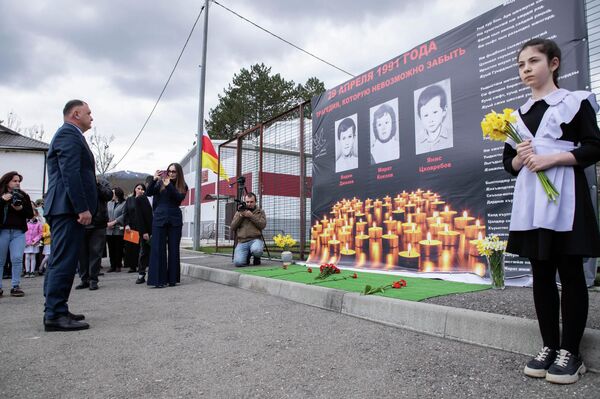 Траурный митинг у памятника жертвам землетрясения в Дзау - Sputnik Южная Осетия