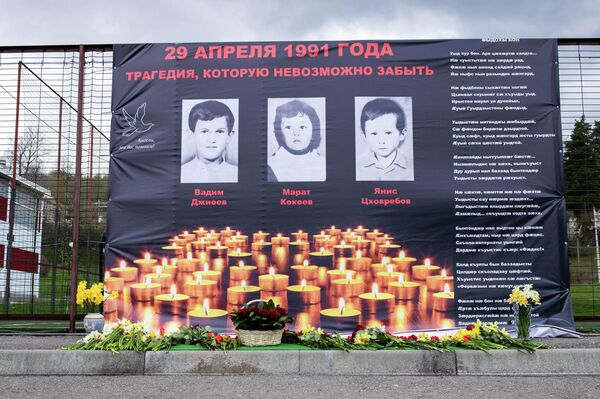 Траурный митинг у памятника жертвам землетрясения в Дзау - Sputnik Южная Осетия