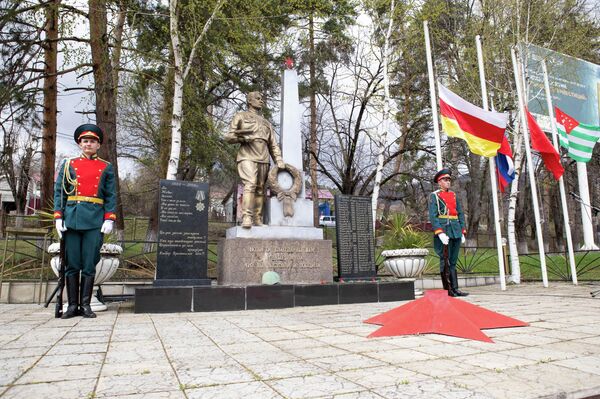 Траурный митинг у памятника жертвам землетрясения в Дзау - Sputnik Южная Осетия