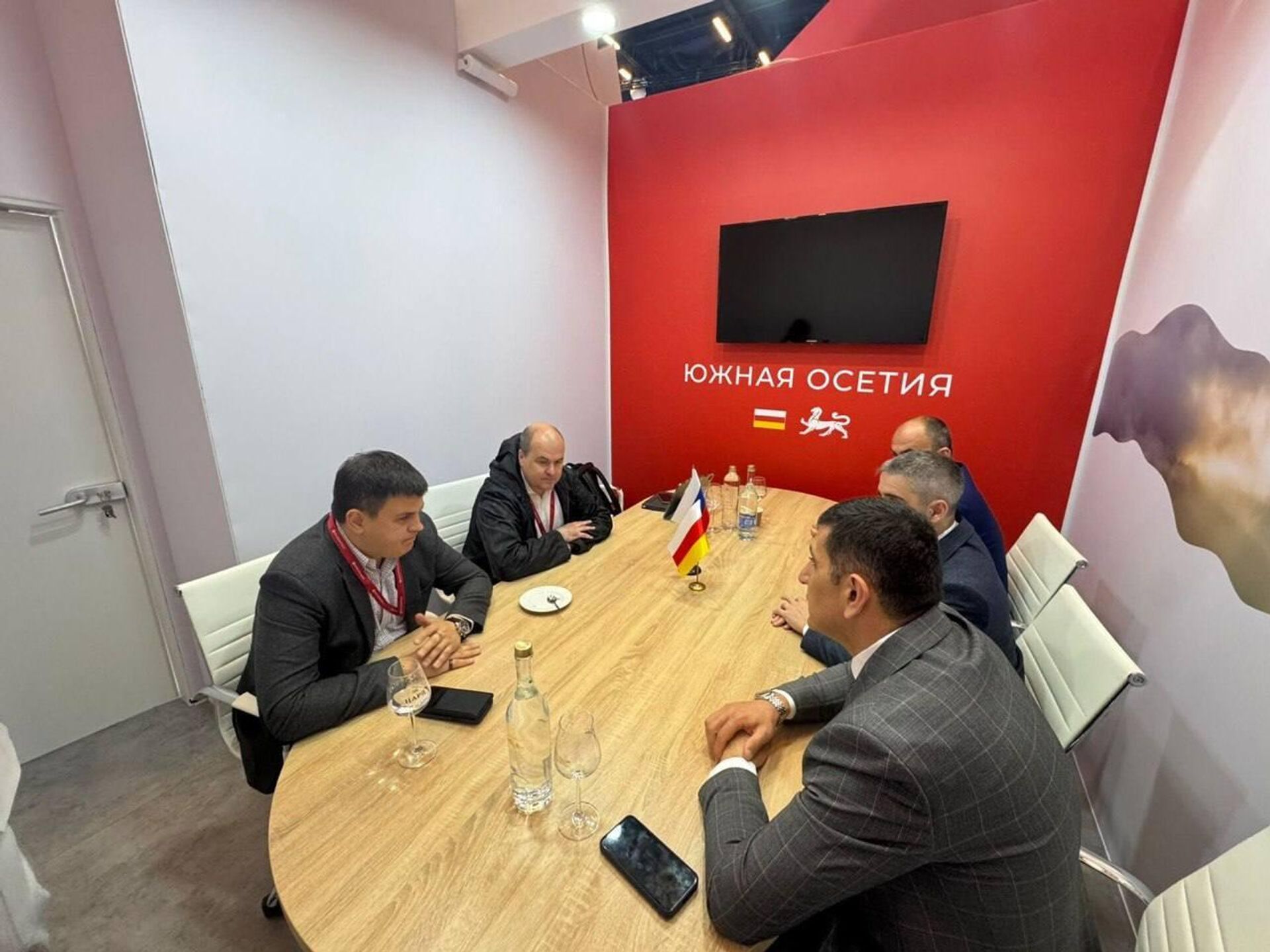 Делегация Южной Осетии встретилась с представителями банка ПСБ на КИФ-2026 - Sputnik Южная Осетия, 1920, 29.04.2026