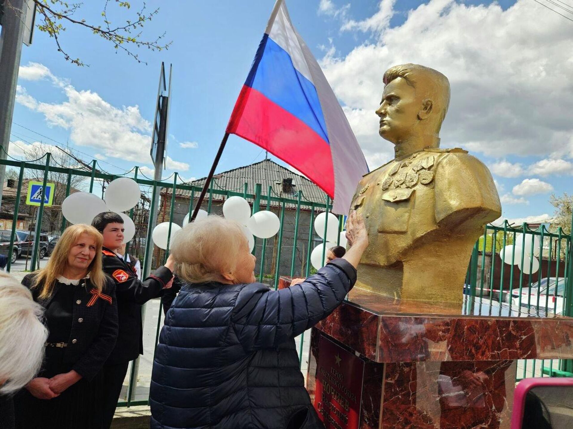 Открытие бюста героя Советского Союза Василия Чочиева в школе №10 в Цхинвале   - Sputnik Южная Осетия, 1920, 30.04.2026
