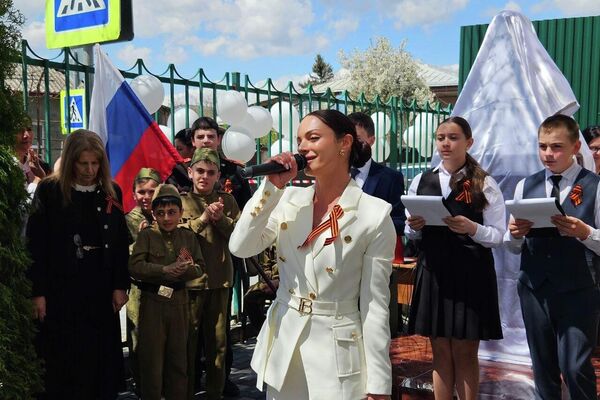 Открытие бюста героя Советского Союза Василия Чочиева в школе №10 в Цхинвале   - Sputnik Южная Осетия