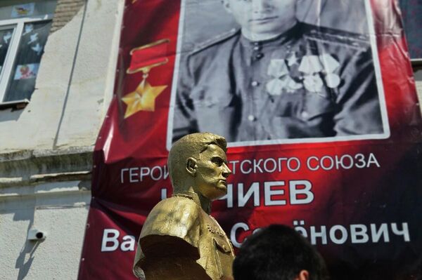 Открытие бюста героя Советского Союза Василия Чочиева в школе №10 в Цхинвале   - Sputnik Южная Осетия