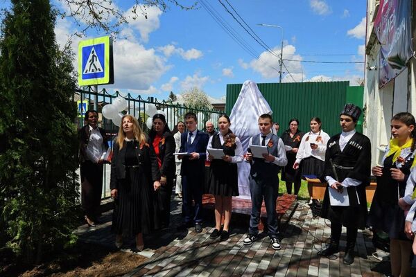 Открытие бюста героя Советского Союза Василия Чочиева в школе №10 в Цхинвале   - Sputnik Южная Осетия