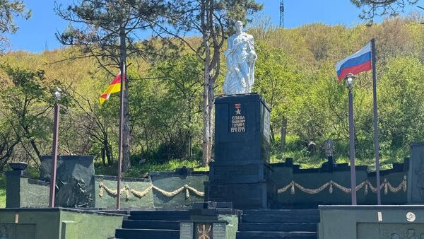 Мемориал участникам Великой Отечественной войны в Знаурском районе - Sputnik Южная Осетия