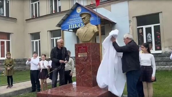 Открытие памятника в селе Хвце генералу Советского Союза, участнику Великой Отечественной войны Зелимхану Харебову - Sputnik Южная Осетия