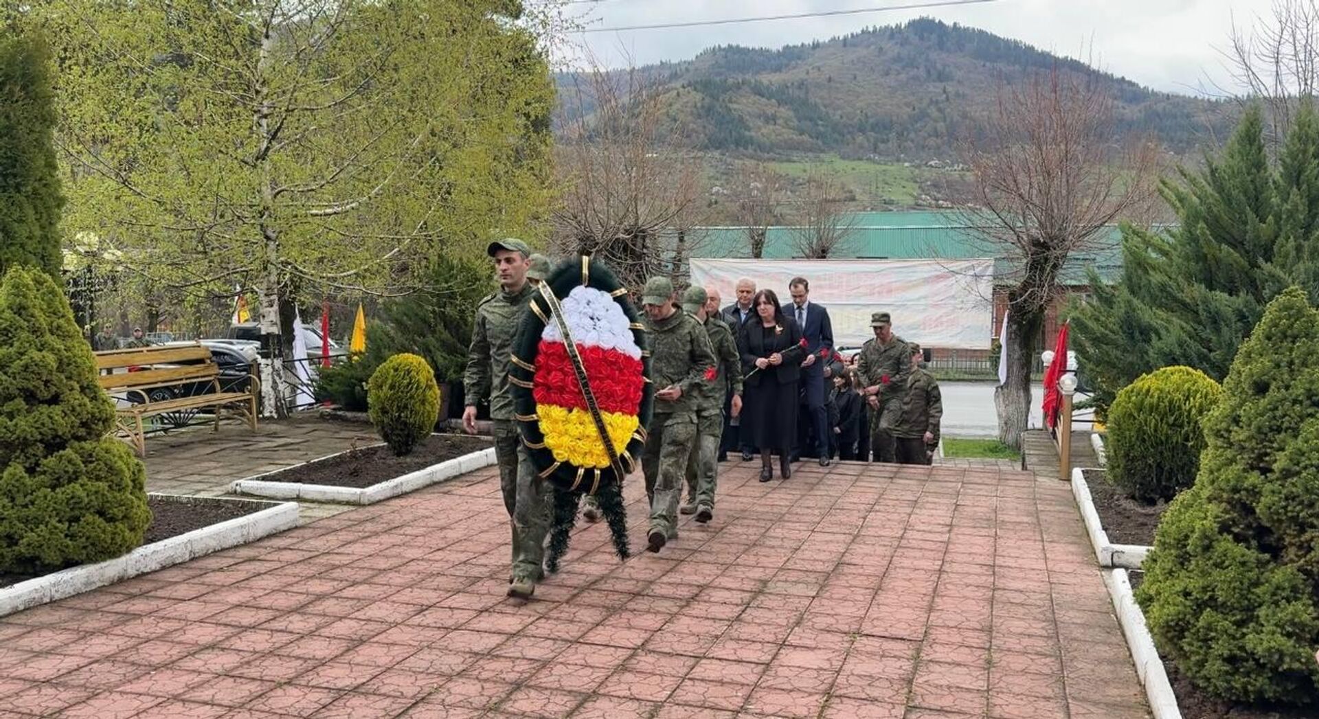 Жители поселка Дзау и участники автопробега возложили цветы и почтили память павших в Великой Отечественной войне - Sputnik Южная Осетия, 1920, 03.05.2026