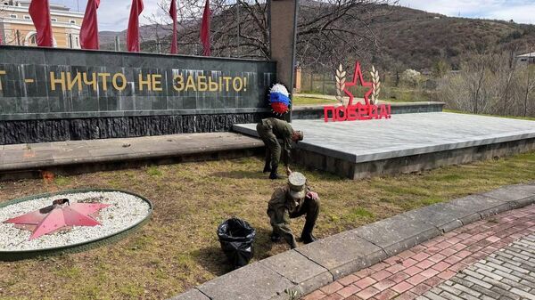 Российские военнослужащие благоустраивают памятник павшим в Великой Отечественной войне   - Sputnik Южная Осетия