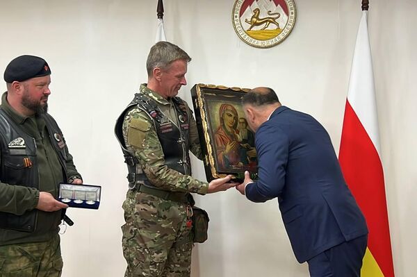 Алан Гаглоев встретился с участниками XI международного мотомарша Дороги Победы — Кавказ: кузница героев 2026. - Sputnik Южная Осетия