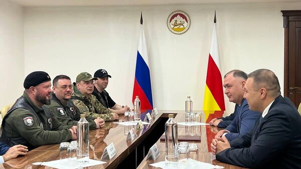 Алан Гаглоев встретился с участниками XI международного мотомарша Дороги Победы — Кавказ: кузница героев 2026. - Sputnik Южная Осетия