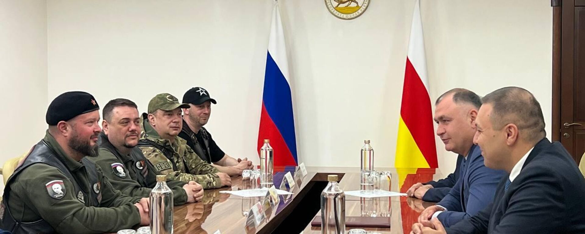 Алан Гаглоев встретился с участниками XI международного мотомарша Дороги Победы — Кавказ: кузница героев 2026. - Sputnik Южная Осетия, 1920, 05.05.2026